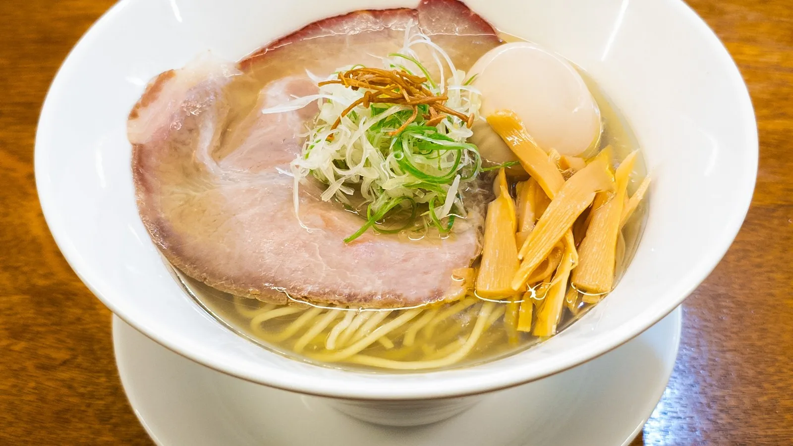 닭, 백합, 가쓰오부시 육수에 네 가지 소금으로 맛을 낸 시오라멘