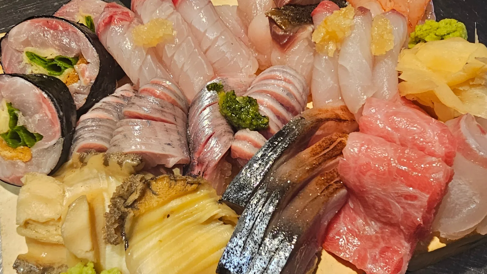 여러 생선을 한 접시에 담은 숙성회 모둠